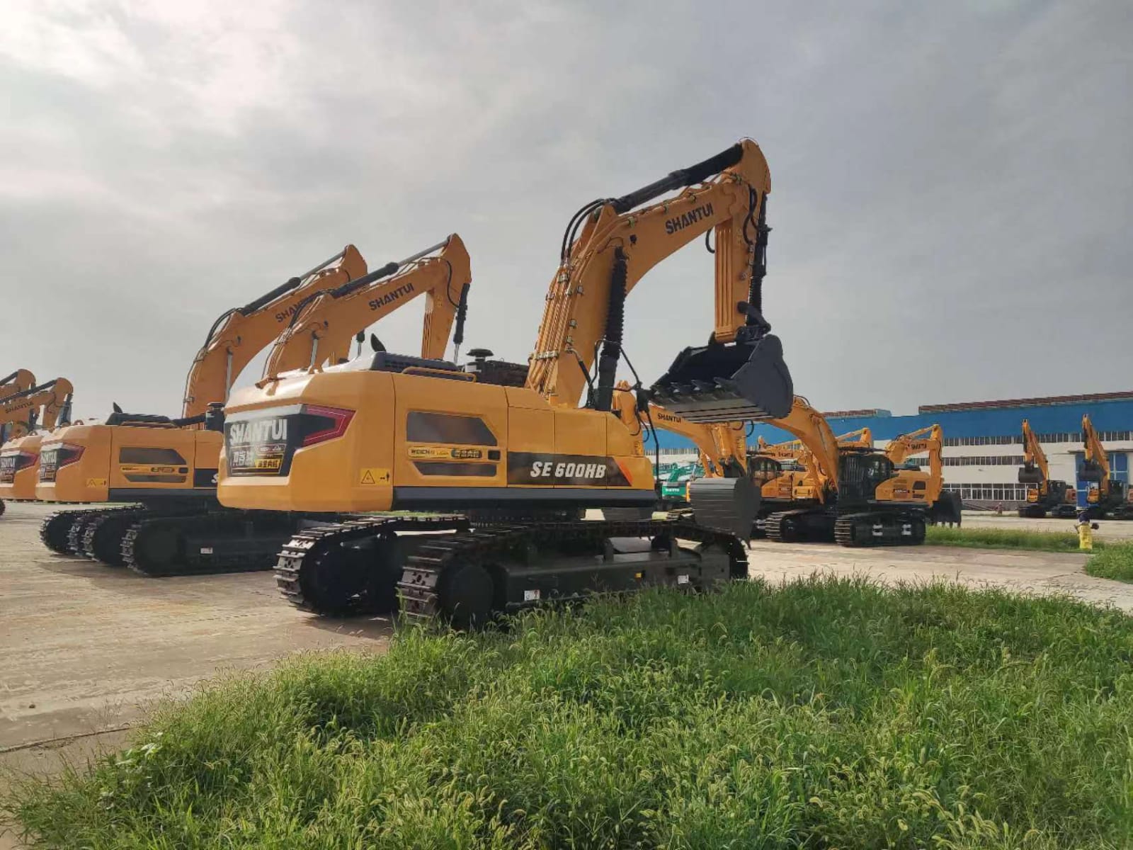 Экскаватор гусеничный SE600HB