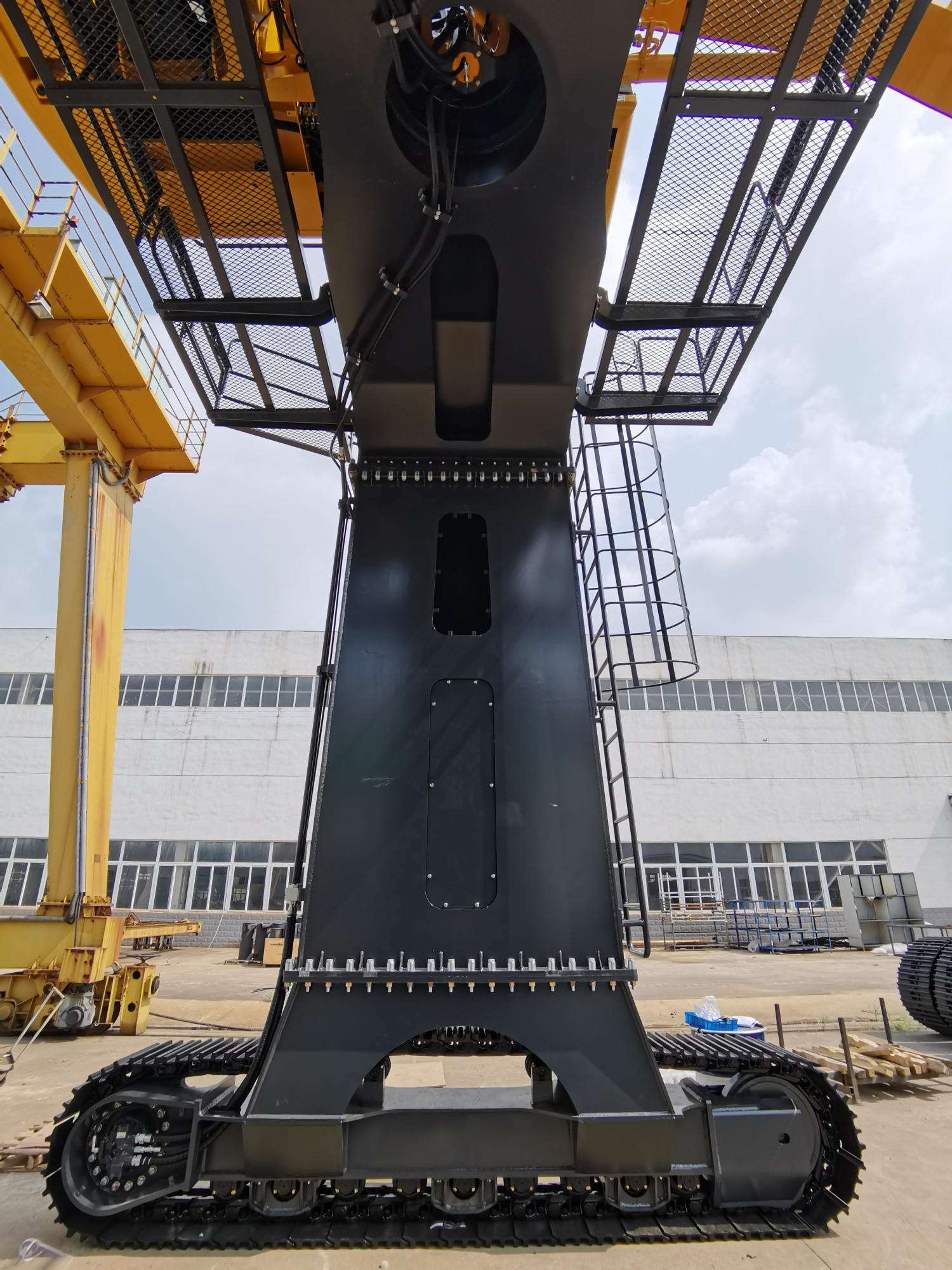 Экскаватор перегружатель портальный SE210W для разгрузки ж/д вагонов